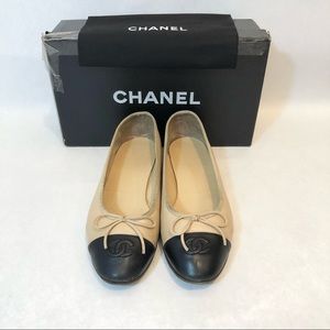 Chanel - Black & Beige CC Logo Ballet Flats Sz 38C